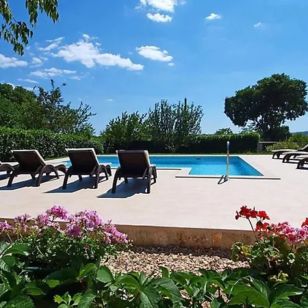 Peaceful Fioretta With Relaxing Pool *