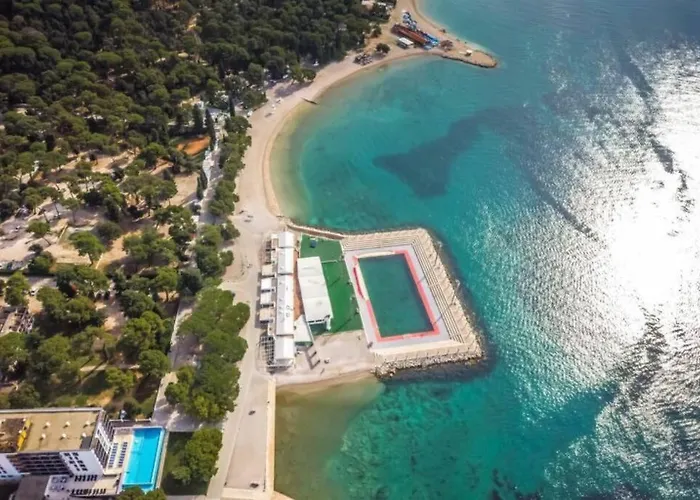 Peaceful Fioretta With Relaxing Pool Villa