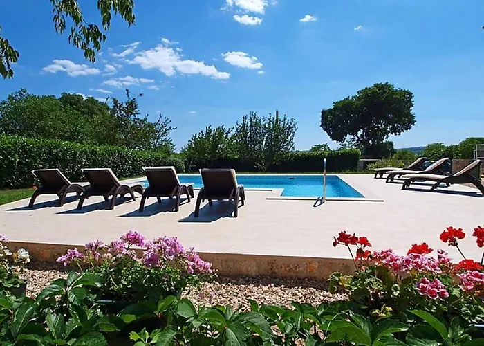 Peaceful Fioretta With Relaxing Pool *