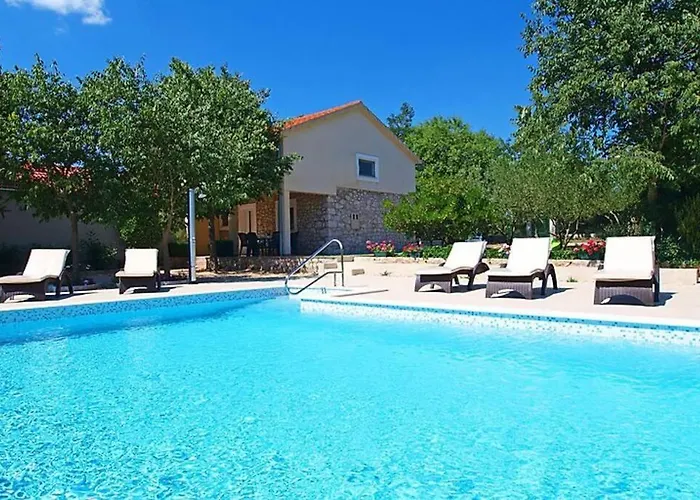 Peaceful Fioretta With Relaxing Pool